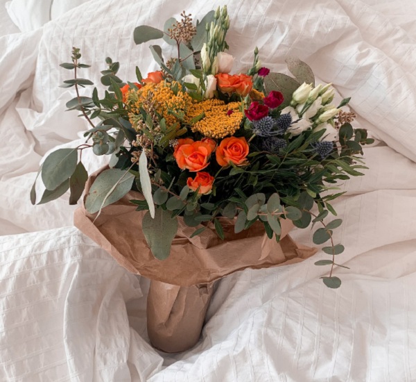 Букет цветов дома в руках (74 фото) » НА ДАЧЕ ФОТО